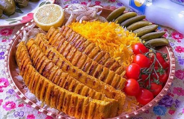 کباب کوبیده تابه ای مرغ با سیخ چوبی